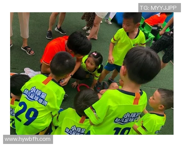 球星与小孩共度欢乐时光 一场激烈的桌上足球对决温馨开启